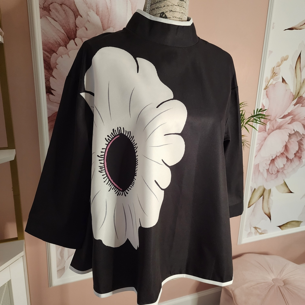 UOOZEE Black & White Floral Loose Fit Blouse Size M | 3/4 Sleeve Statement Top - Picture 2 of 10